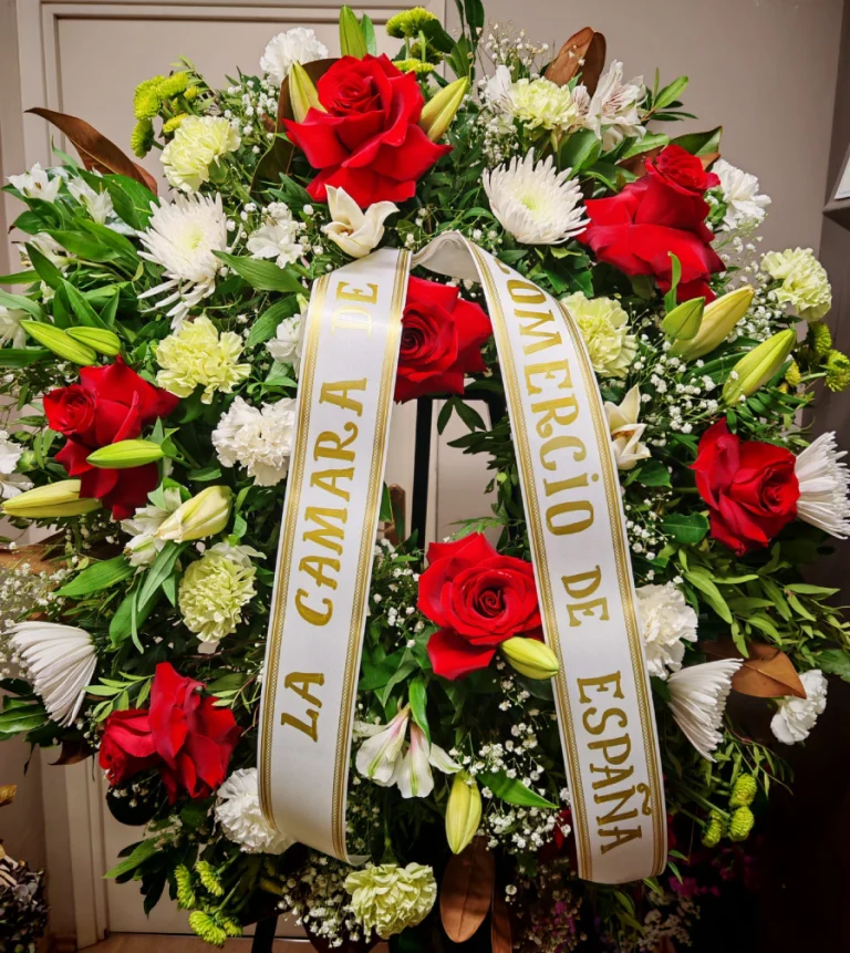 Corona de flores con cinta