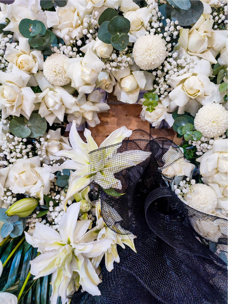Flores blancas con detalle de encaje negro
