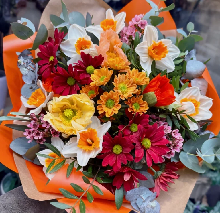 Ramo de flores de varios colores vivos