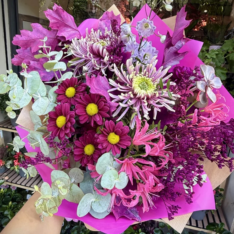 Ramo de flores con varias especies diferentes y con tonos lilas, violetas y blancos