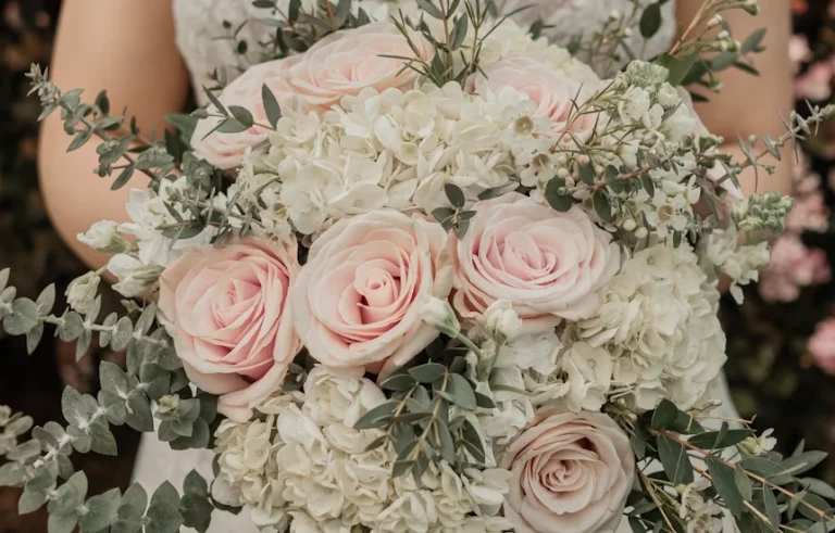 Ramo de flores de novia en manos de la novia